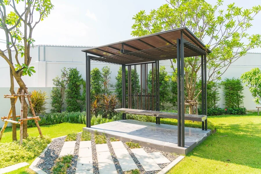 taman belakang rumah dengan gazebo