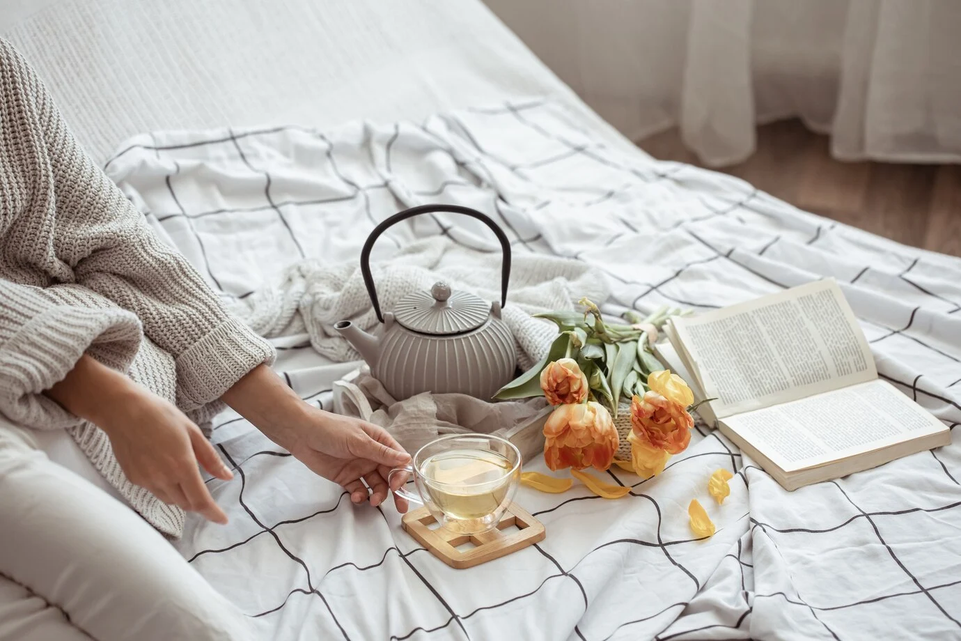 minum teh hangat dan membaca buku favorit adalah contoh slow living