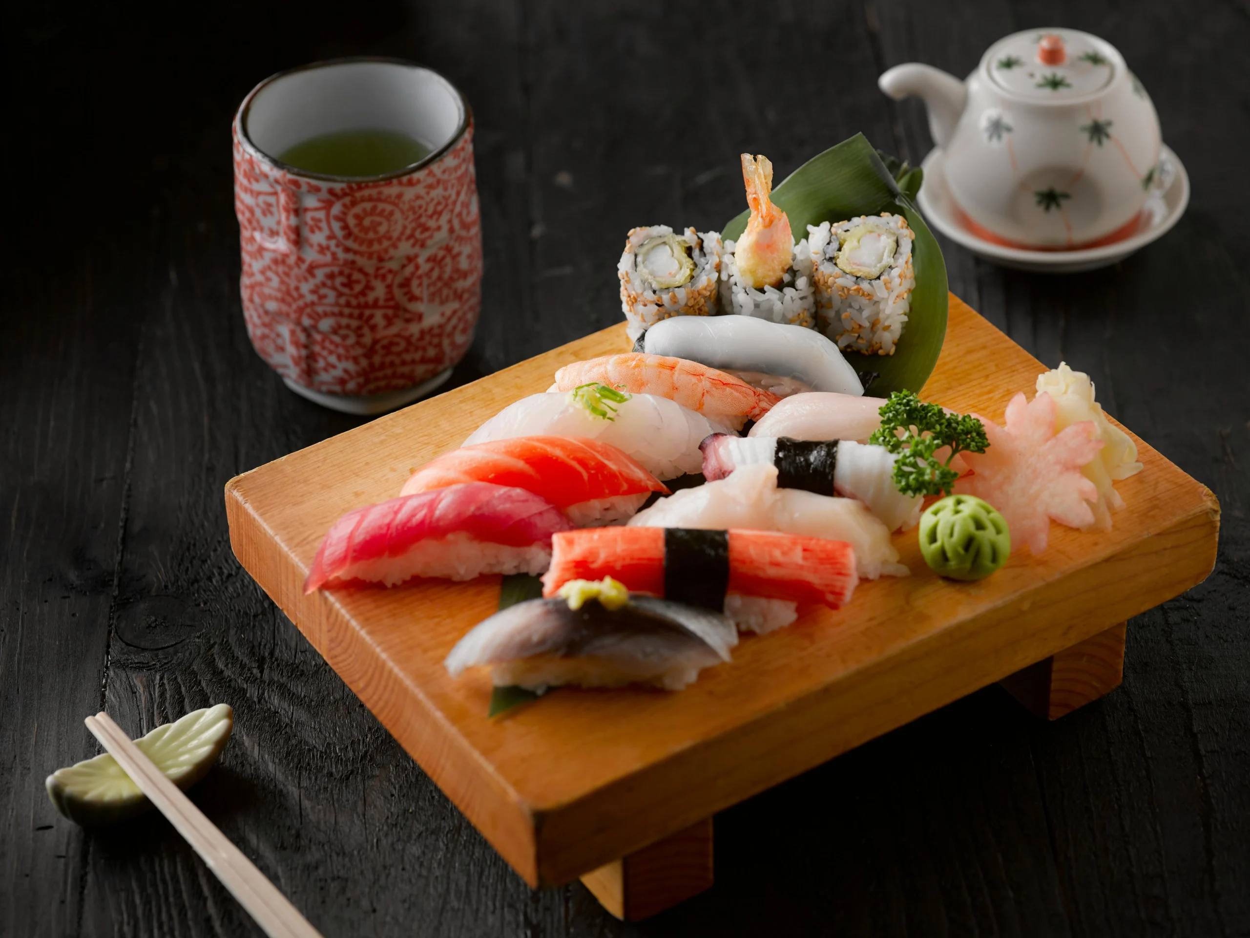 Salmon sushi dan teh ocha